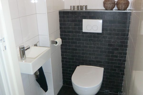 toilet met verband tegelwerk