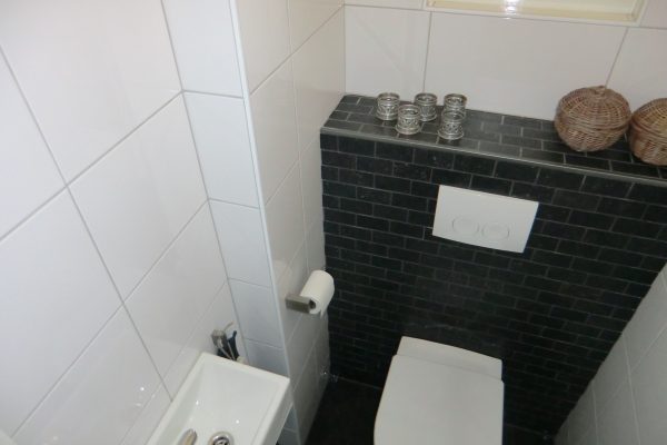 toilet met verband tegelwerk